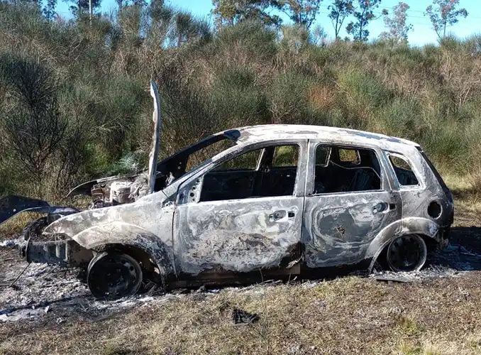 Le robaron el auto cerca de un supermercado y se lo incendiaron