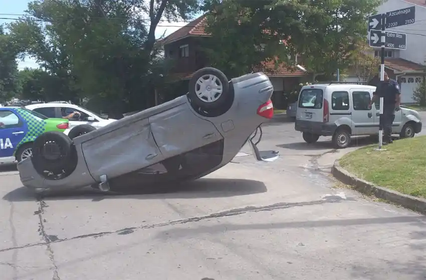 Choque y vuelco en Azcuénaga y Entre Ríos