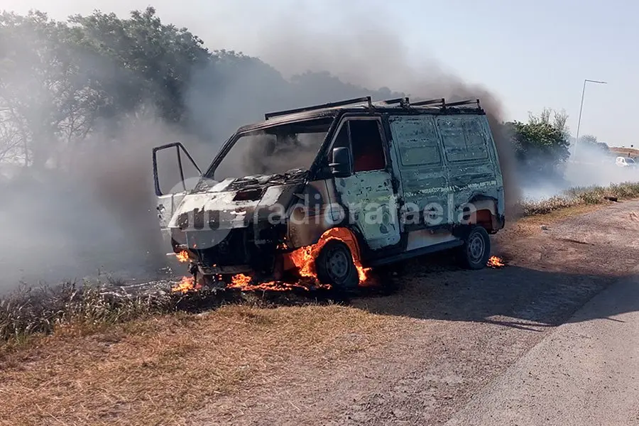 Gran susto sobre la Ruta Nacional 34 por el incendio de una Traffic con equipo de GNC: las pérdidas fueron totales