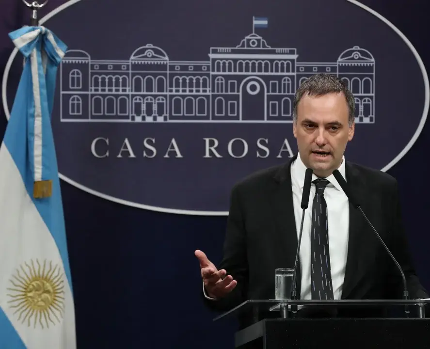 El Gobierno anunció que cerrará dos organismos públicos y despedirá a 900 empleados