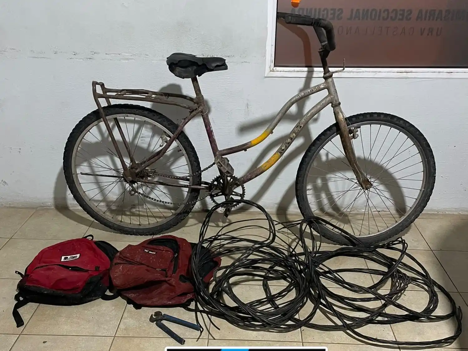 Los sorprendieron con varios metros de cable en las mochilas y quedaron detenidos