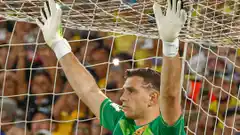 Según “Dibu” Martínez, “los árbitros siempre nos complican afuera de casa”