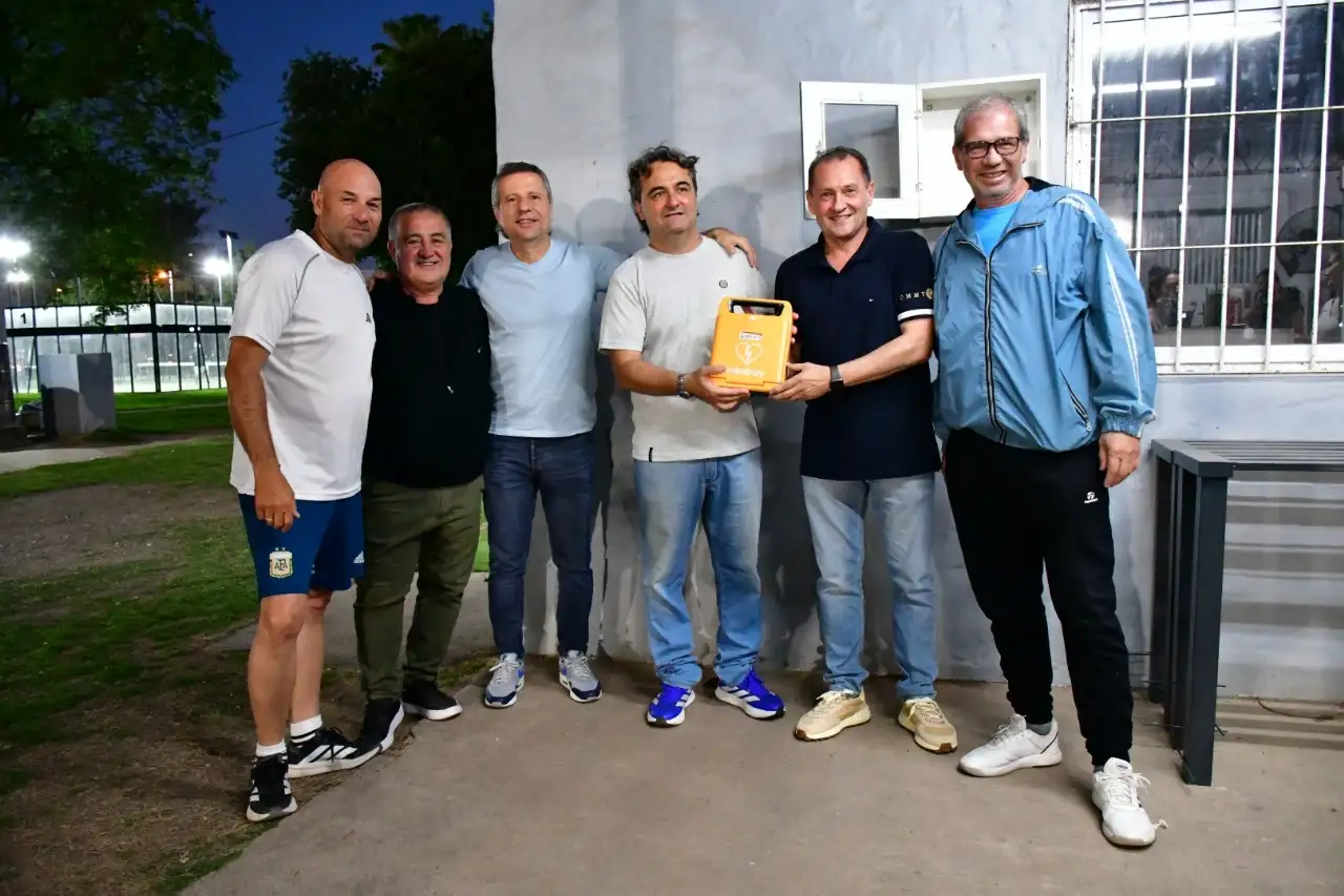 La Municipalidad de San Francisco entregó el DEA al club Antártida Argentina.