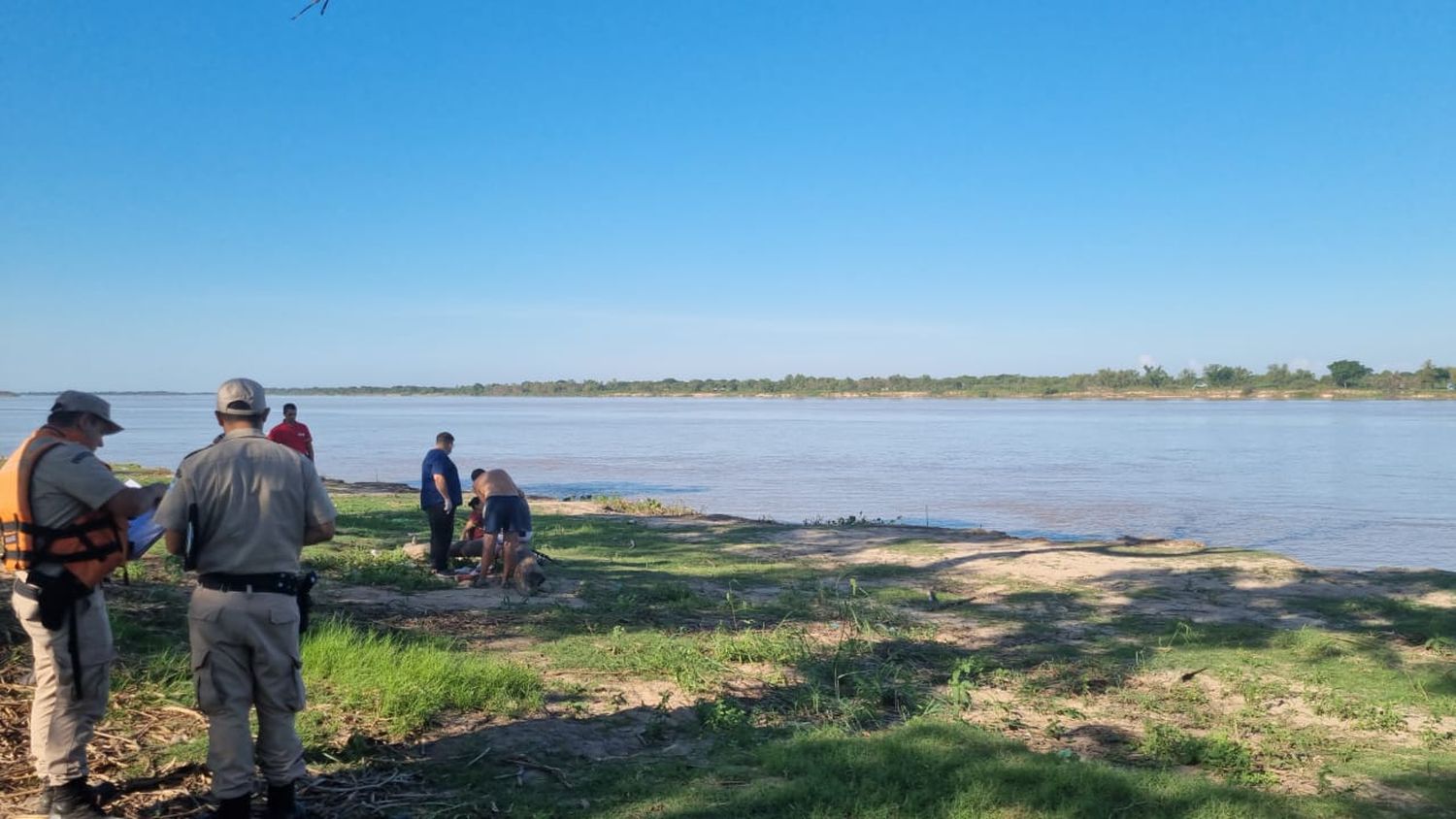 Buscan a un hombre que se cayó al agua mientras pescaba