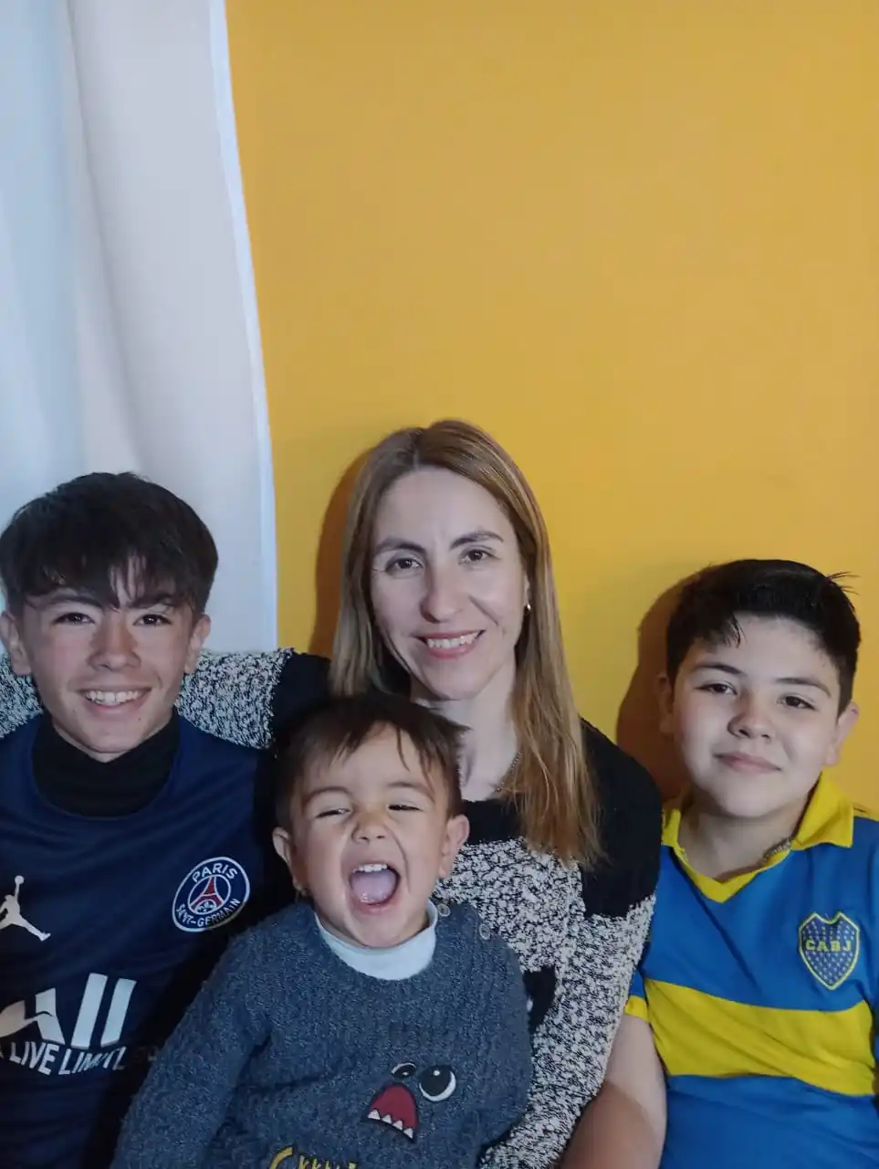 Aldana junto a sus tres hermosos hijos