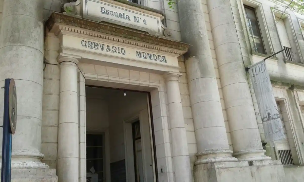 Una mujer amenazó con un arma que sería de juguete a una docente de la escuela Gervasio Méndez