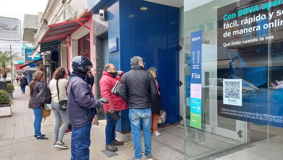 Amenaza de Bomba en el Banco Francés: personal antiexplosivos confirmó falsa alarma
