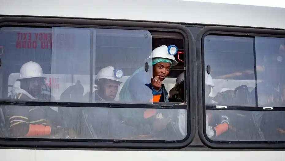 Sudáfrica: El drama de mil mineros atrapados en una mina de oro