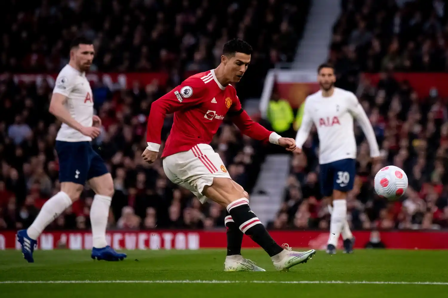 Cristiano, máximo goleador de la historia del fútbol