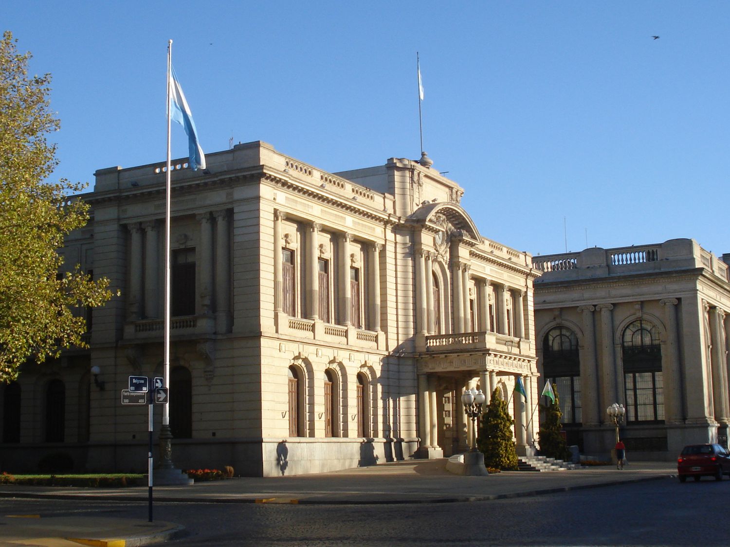 El Gobierno de Miguel Lunghi se pronunció ante la medida de fuerza y calificó de “excesivo” el planteo de los trabajadores municipales.