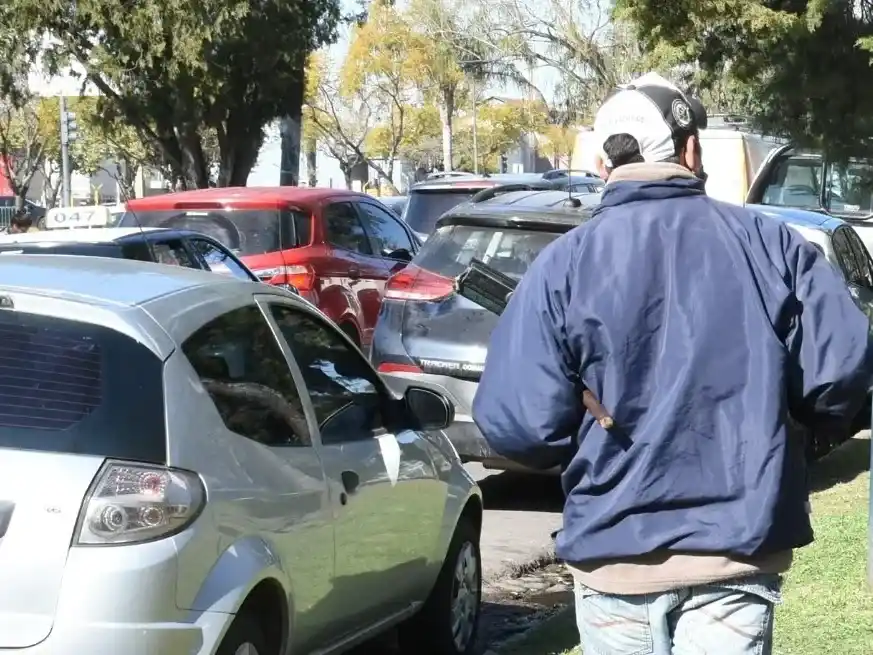 ¿Cuál es la realidad de cada ciudad? es el principal interrogante de la bancada socialista sobre cuidacoches. Crédito: Flavio Raina.
