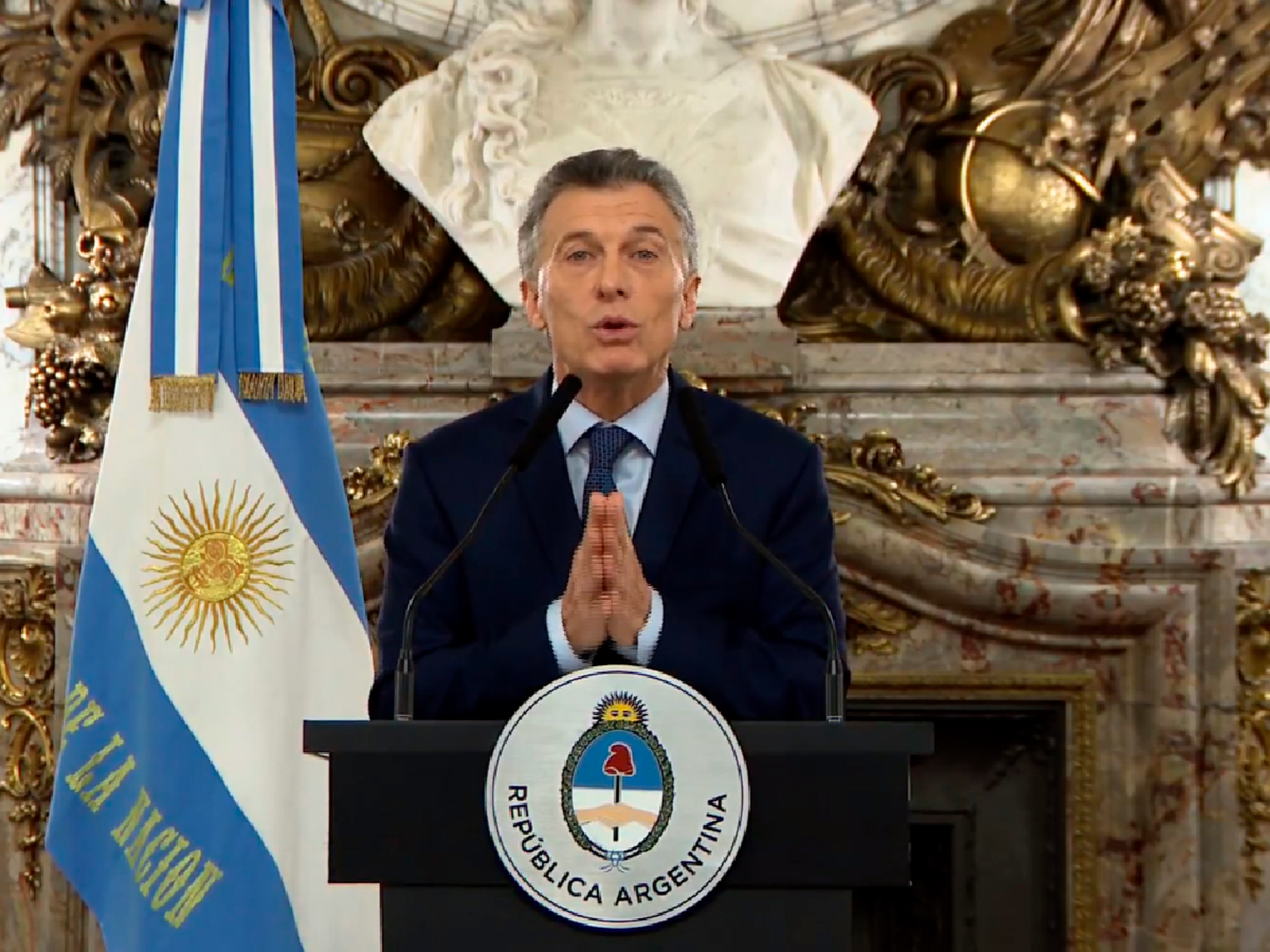 Macri anunció más impuestos reducción de los Ministerios a "menos de la mitad"