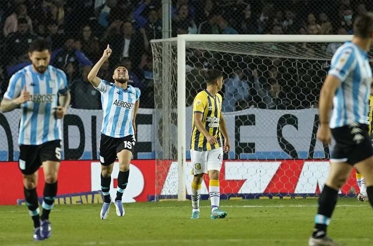 En un partido electrizante y repleto de goles, Central no aguantó y cayó sobre la hora ante Racing en Avellaneda