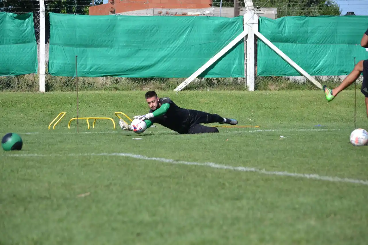 Nicolás Temperini es uno de los arqueros de Santamarina.