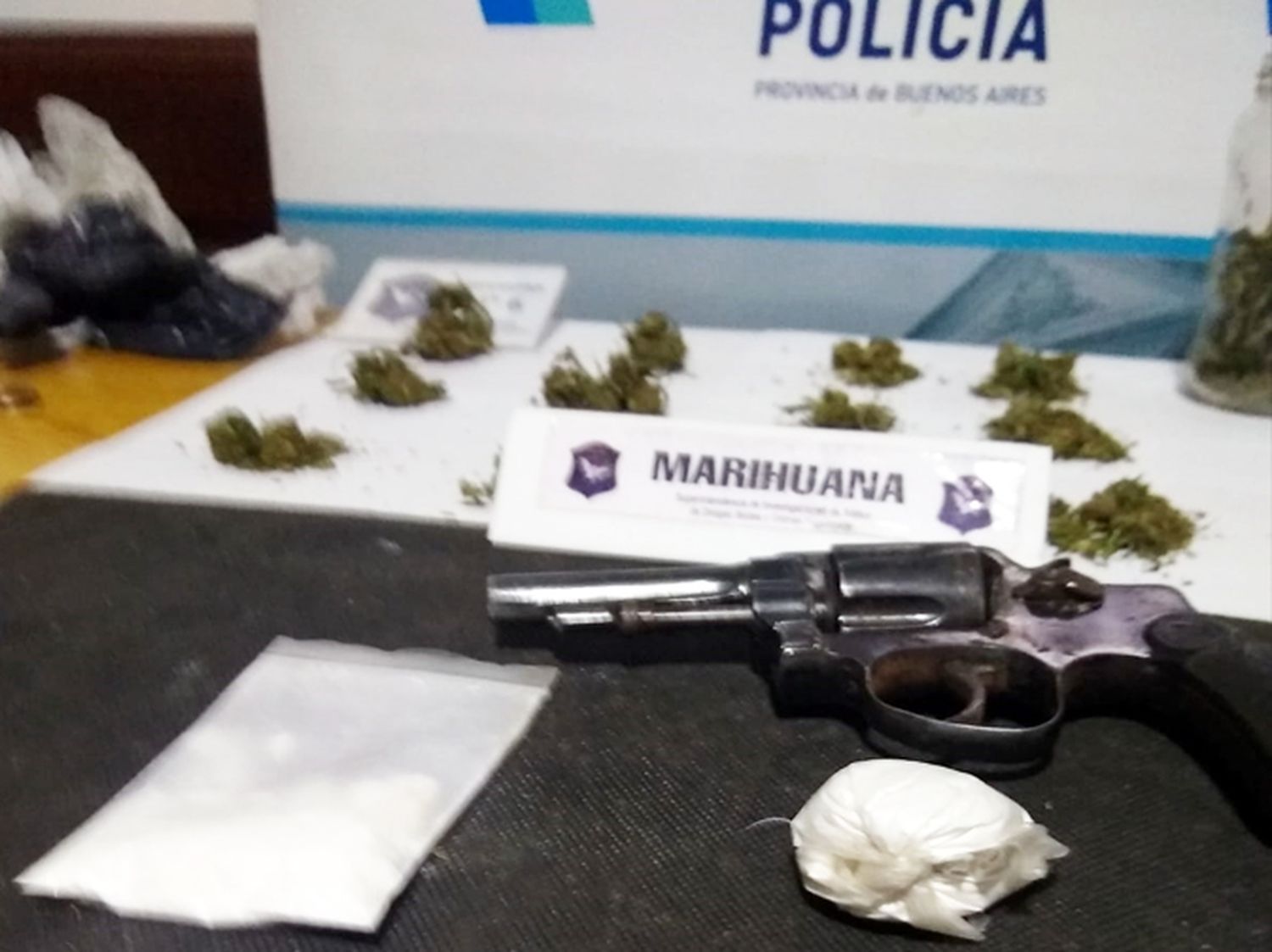 La droga. Incautada en la madrugada de ayer por agentes policiales y un arma