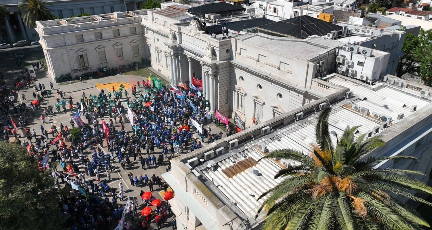 La nueva presentación fue promovida por el sector de los docentes públicos. El gremio interpreta que la norma representa un "ajuste" para los trabajadores. Créditos: Fernando Nicola