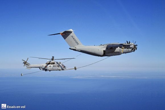 El Airbus A400M completa las pruebas de repostaje con el H225M Caracal