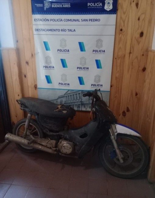 La moto en la que circulaba la mujer de 39 años.