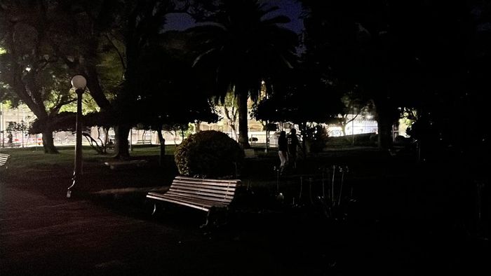 plaza 25 de mayo a oscuras sin energía electrica sin luz - 3