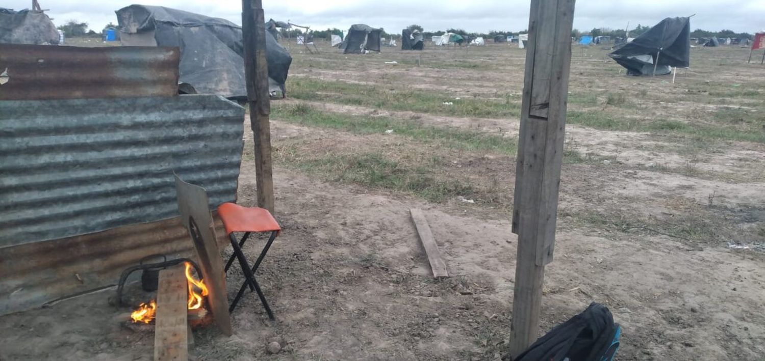 Video: más de 200 familias resisten en la toma de tierras contra el frío, la llovizna y las denuncias