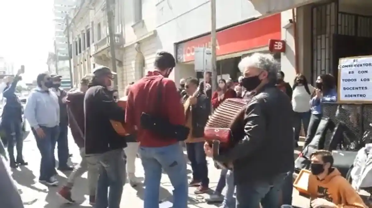 El nieto de Estela de Carlotto participó de una protesta de docentes frente al Consejo Escolar de Olavarría