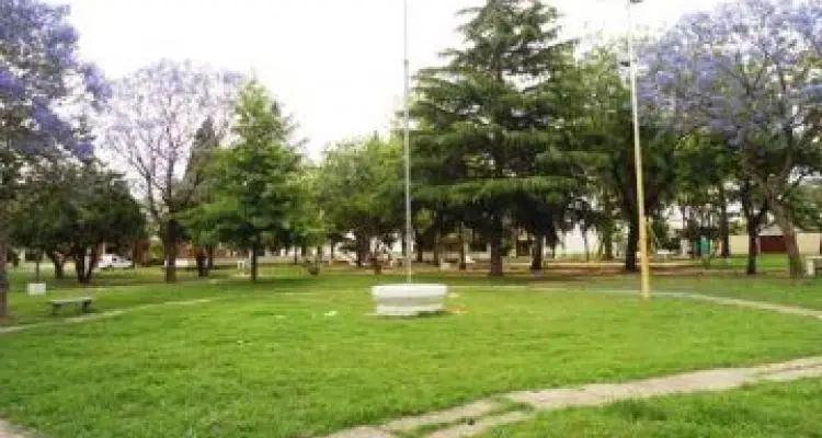 Piden mayor iluminación para la Plaza Martín Fierro