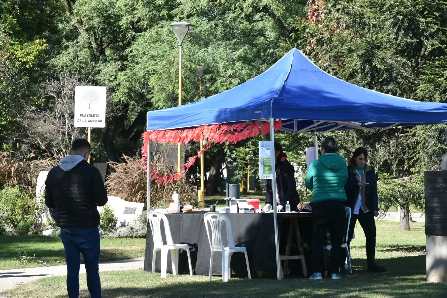 La carpa instalada en la Plaza Cívica.
