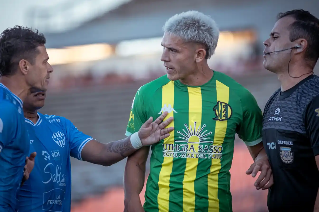 Alan Sosa vistiendo la camiseta de Aldosivi