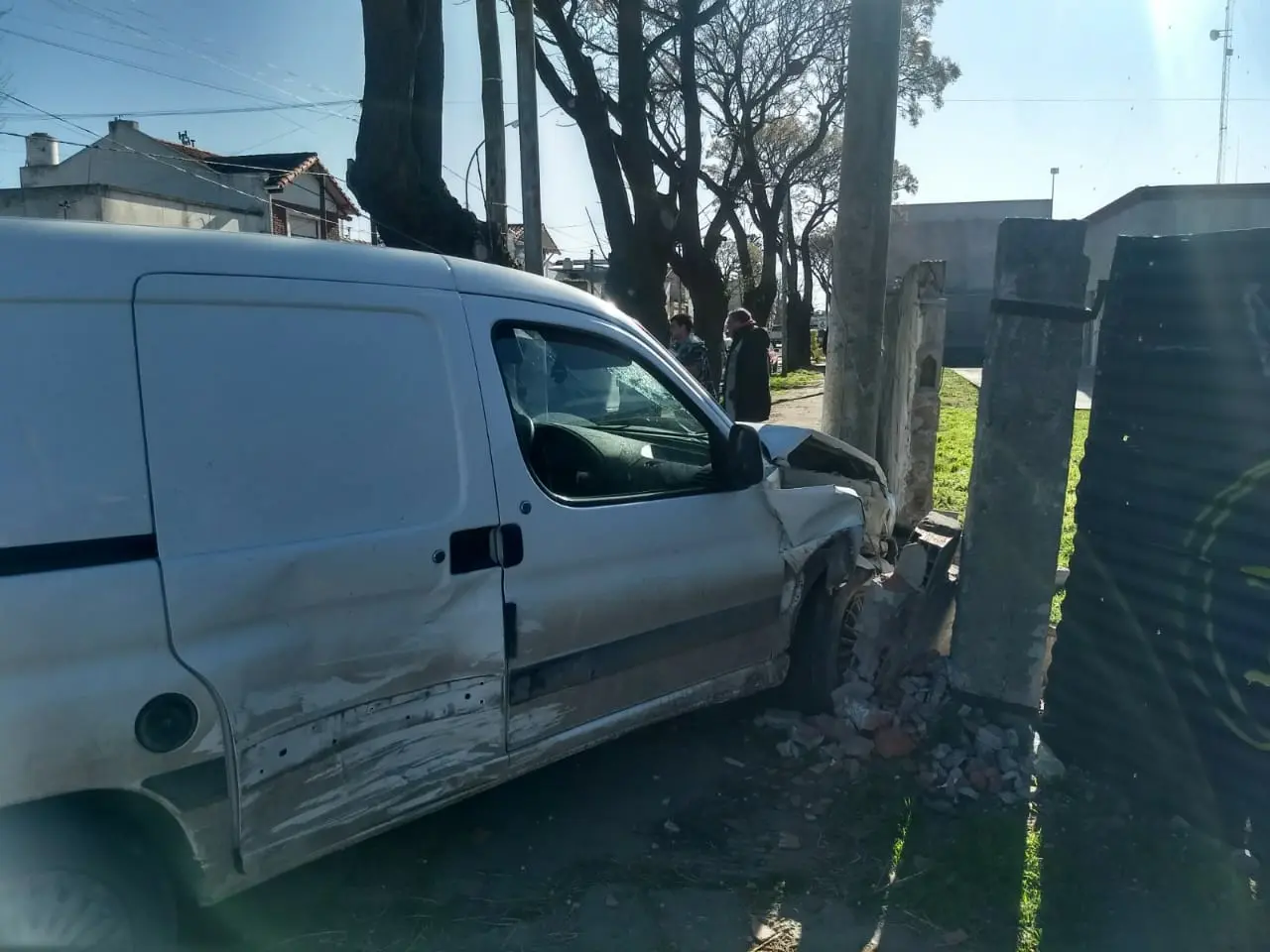Joven lesionado tras chocar con una  columna de alumbrado en 44 y 57