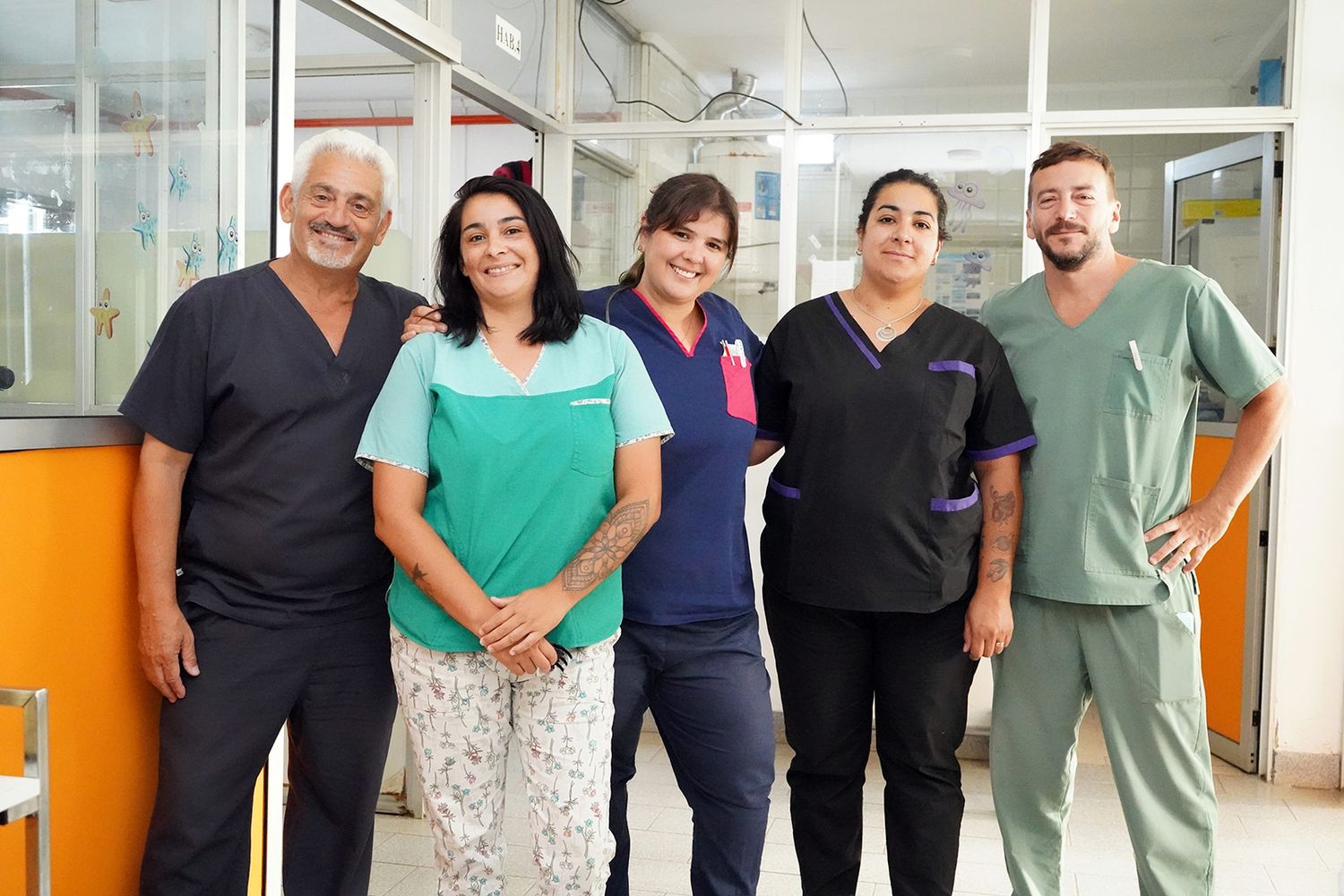 Equipo. Los doctores Valenti y Molina flanquean a Betina Bastaros , Pamela Zabaleta y Guadalupe Delgado