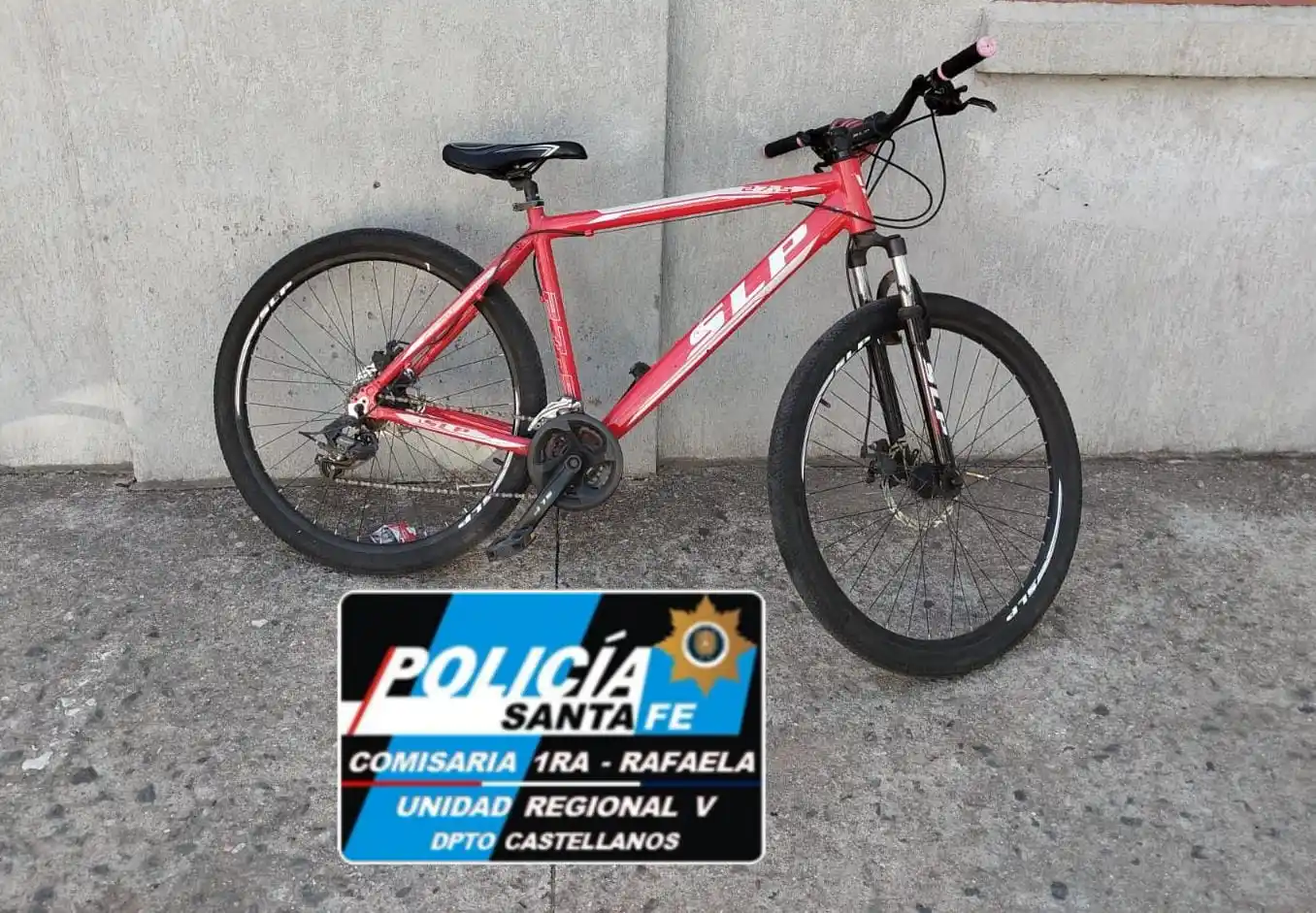 Andaban merodeando por calle Pueyrredón con una bicicleta robada de una institución educativa