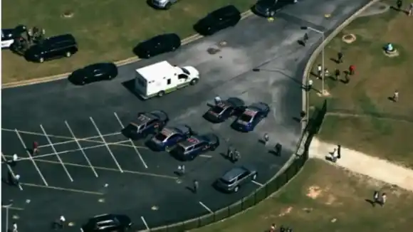 Tiroteo en una secundaria de EE.UU. dejó al menos cuatro muertos y unos 30 heridos, presunto autor fue capturado