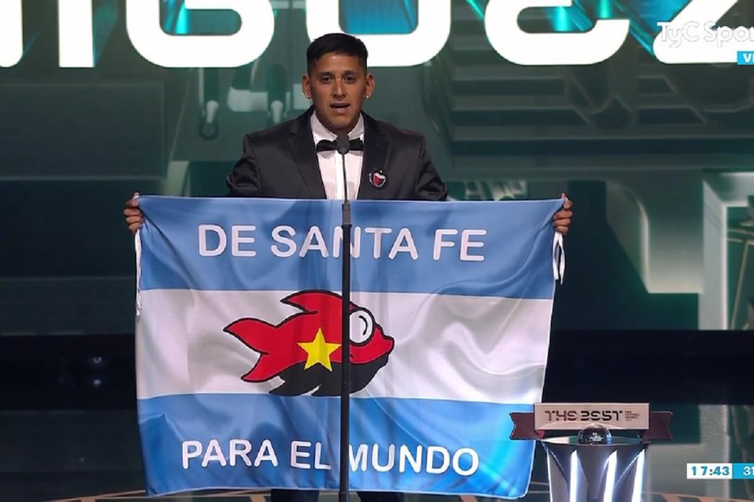 Subió al escenario con su hijo para recibir el premio.