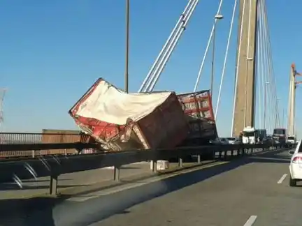 Un herido al volcar un camión en Zárate-Brazo Largo 