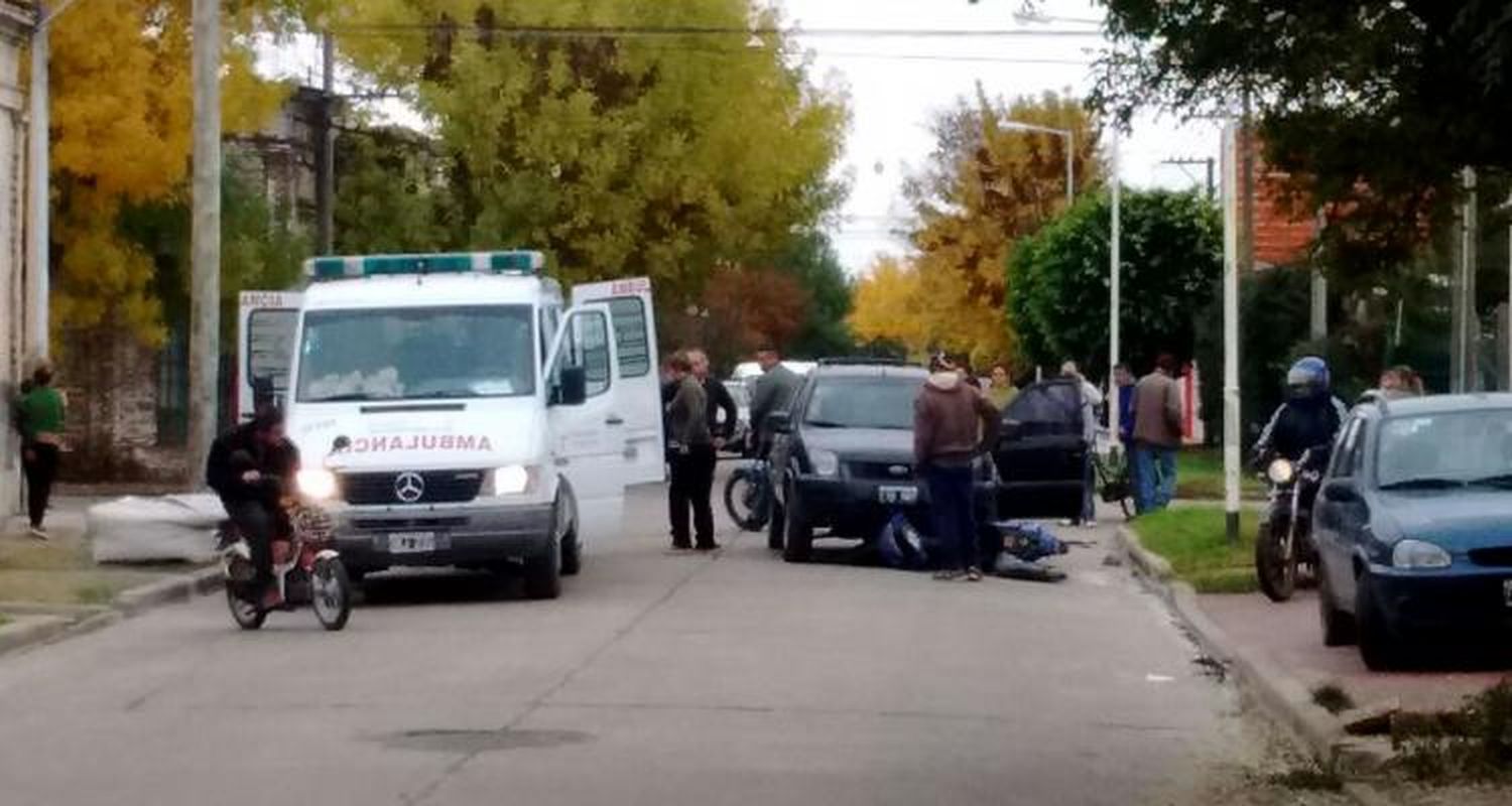 Accidente entre una camioneta y una moto