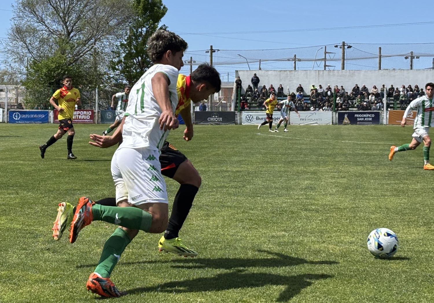 Axel Pereyra disputando el balón