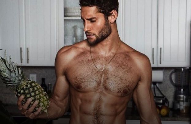 El chef más sexi de todos: cocina desnudo y la rompe en redes sociales
