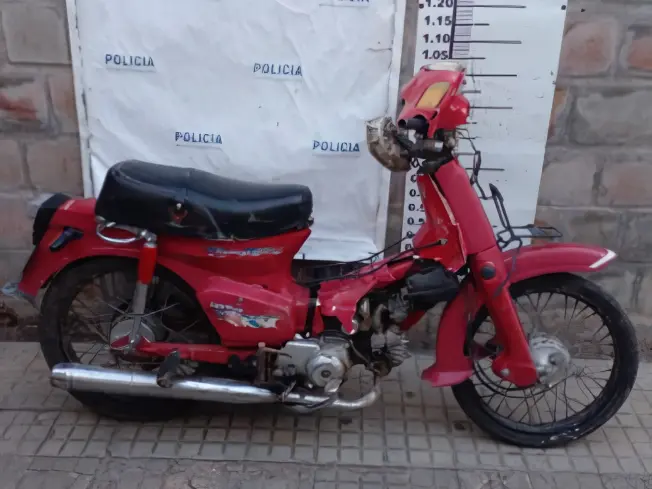 La moto estaba abandonada entre pastizales.