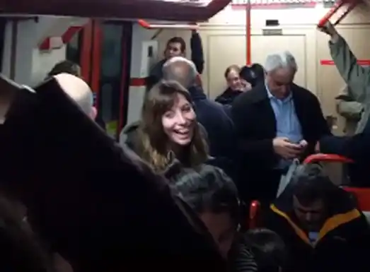 Video: Un descuido en el subte dejó al descubierto una infidelidad 