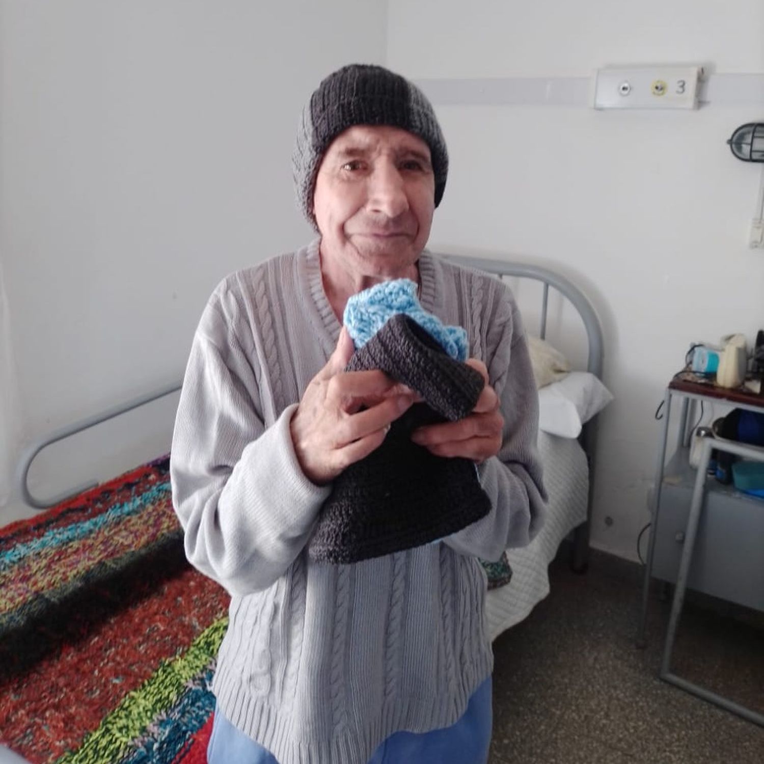 “Las Arañitas Tejedoras” donaron mantas y prendas de abrigo al geriátrico del Hospital