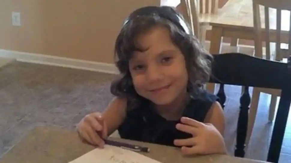 La madre biológica de la "enana psicópata" reveló cuántos años tiene en realidad