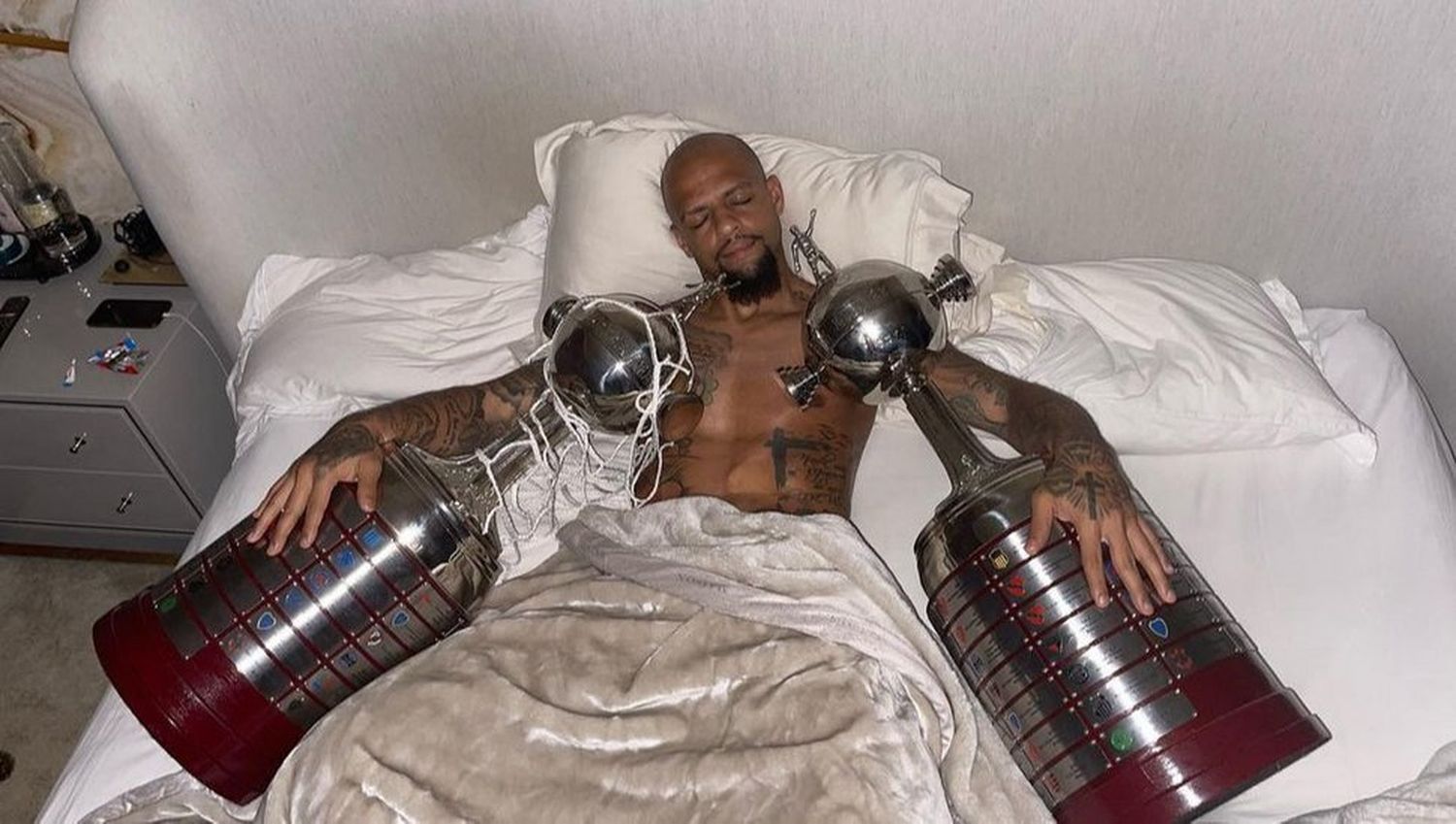 Felipe Melo duerme bien acompañado