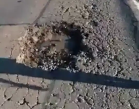 Video: Casi se mata por dos pozos gigantes en Ruta 33 altura Villegas
