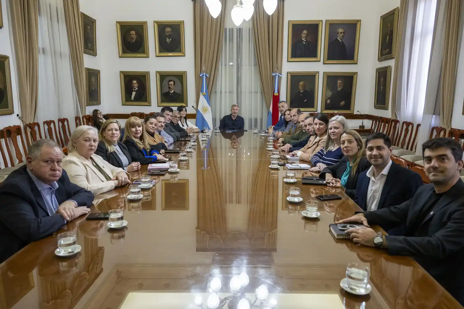 Frigerio se reunió con legisladores oficialistas para analizar la situación financiera de Entre Ríos