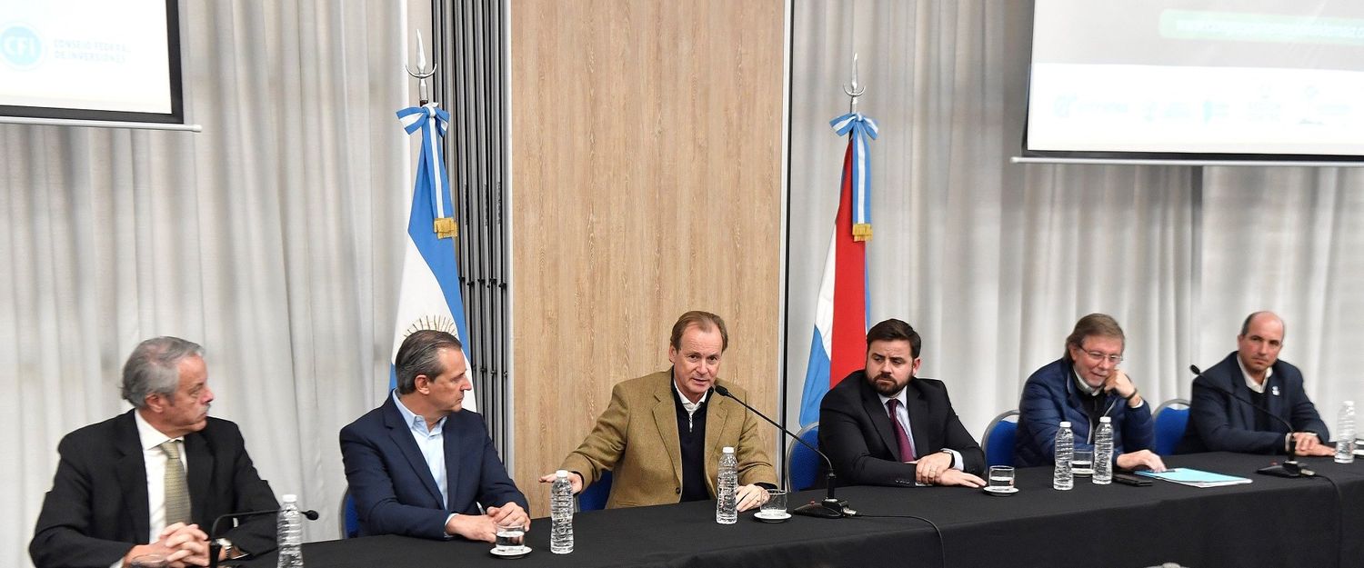 Joaquín Pinasco junto con el Gobernador Bordet y el Ministro Bahilo entre otros.