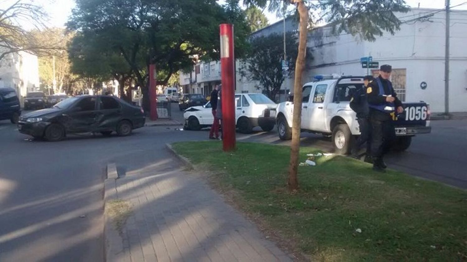 Chocaron dos autos en República Oriental y Luis N. Palma