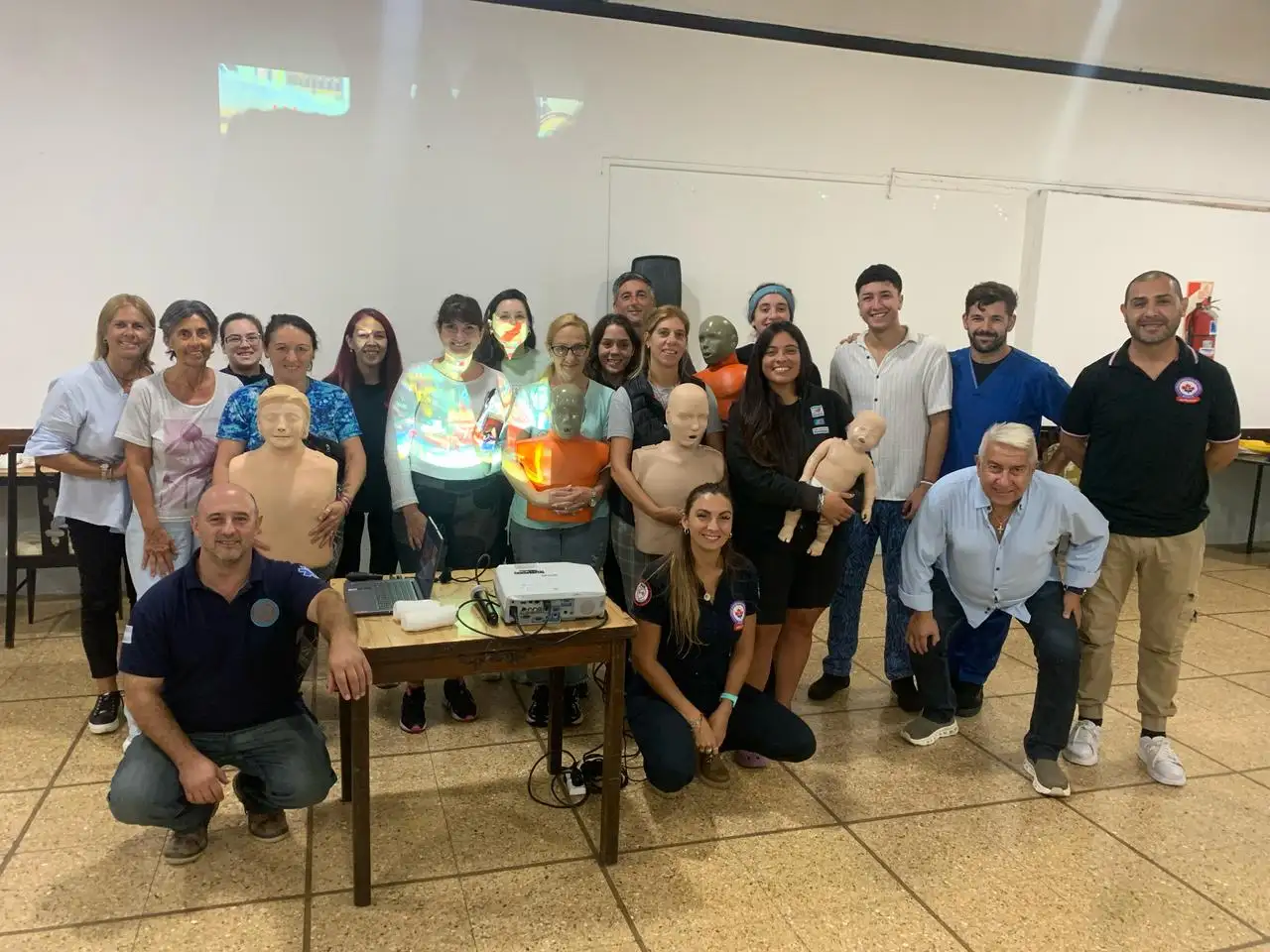 Los asistentes al primer curso de primeros auxilios, RCP y uso de DEA dictado por KIPZON.