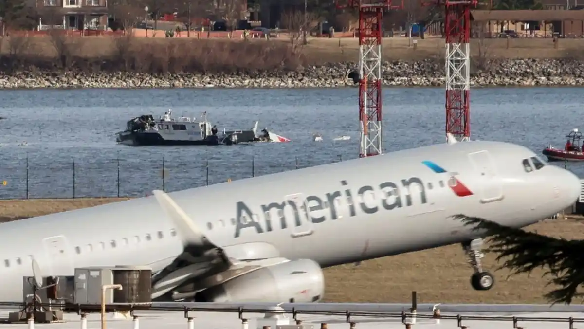 Encuentran las dos cajas negras del avión que se estrelló en Washington