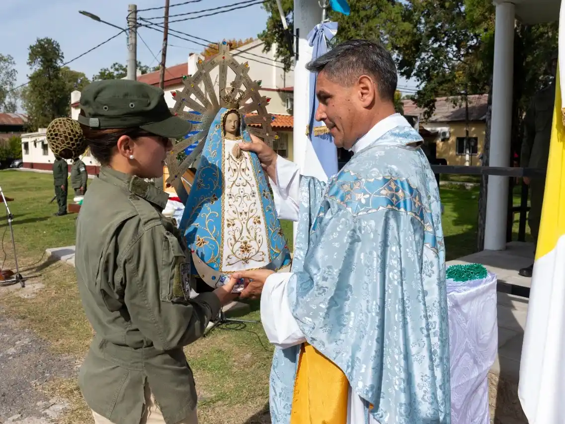 La virgen pasa a ser formalmente reconocida también como la más alta autoridad simbólica de la Gendarmería Nacional.