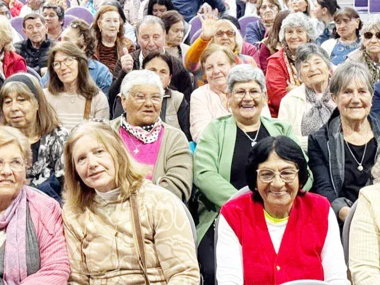 Más de 400 adultos mayores participaron de “No me sueltes la mano”
